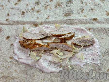 Затем выложить кусочки курицы.