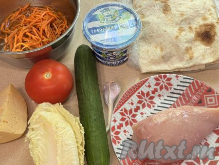 Подготовить продукты для приготовления шаурмы с греческим йогуртом.