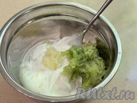 Сковороду с готовым мясом убрать с огня, переложить куриное филе на тарелку, дать остыть. Пока мясо остывает, нужно заняться соусом для шаурмы. Для этого свежий огурец нужно вымыть, натереть на мелкой тёрке. Чеснок очистить и пропустить через пресс. Греческий йогурт выложить в миску, добавить огурец и чеснок.