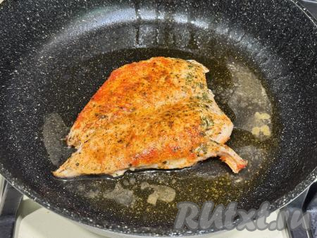 В сковороде разогреть растительное масло, выложить куриное филе целиком. Обжарить мясо на среднем огне с двух сторон (в общей сложности я обжаривала филе в течение 12 минут). Для того чтобы проверить готовность мяса, нужно разрезать филе. Если разрез светлый, без вкраплений крови, значит куриное филе готово.
