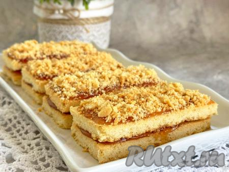 А затем нежные, вкусные, аппетитные песочные пирожные "Полоска", приготовленные с повидлом, подать к чаю.