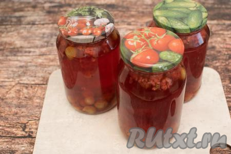 Закрутить (или закатать) банки с компотом плотно крышками. Банки с компотом перевернуть вверх дном, укутать со всех сторон в одеяло и оставить в таком виде до полного остывания. Остывшие банки с компотом переставить на хранение в прохладное место (например, в подвал, кладовку или погреб).