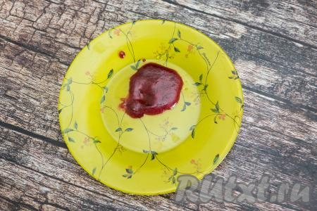 Периодически перемешивая, дать джему из чёрной смородины и крыжовника закипеть, уменьшить огонь, снять с поверхности пенку. В этот раз пенки было немного. Варить джем на небольшом огне 20 минут, время от времени помешивая и убирая пену по мере необходимости.