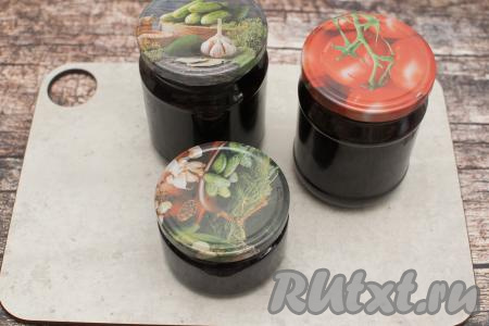 Закрутить (или закатать) банки с джемом крышками. Укутать баночки, не переворачивая вверх дном, в одеяло и оставить до полного остывания. А затем можно убирать в прохладное место (например, в кладовку, подвал или погреб) на хранение.