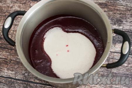 В кастрюлю с ягодным пюре всыпать столько сахара, сколько получилось пюре. У меня получилось 850 грамм пюре, поэтому я добавила 850 грамм сахара.