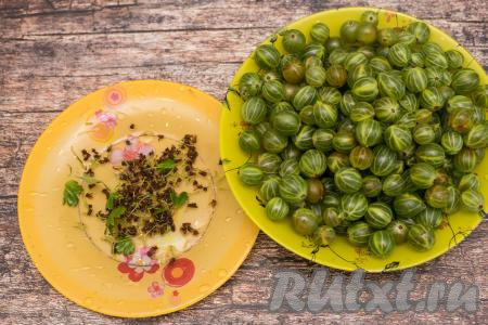 С помощью кулинарных ножниц отрезать у каждой ягоды остаток веточки и "носик" (засохшее соцветие).