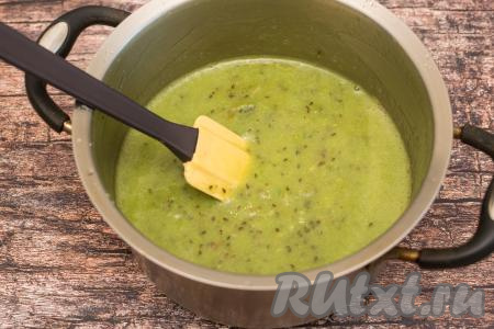 Дать пюре из крыжовника, смешанному с сахаром, постоять при комнатной температуре 10-15 минут, чтобы сахар растворился.