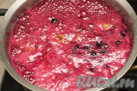 После закипания варенья из крыжовника и чёрной смородины на поверхности будет достаточно много пены.