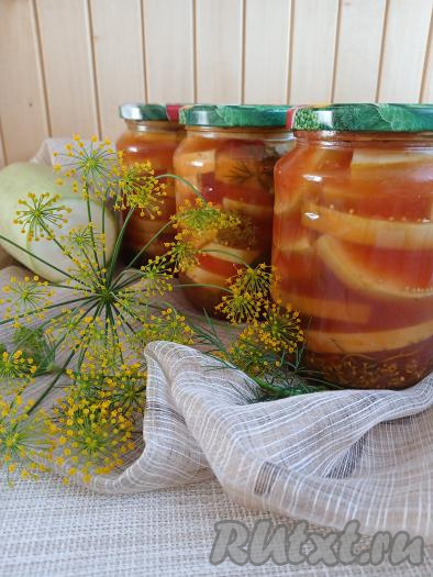 Кабачки, маринованные с томатной пастой, аппетитно смотрятся в банках и обязательно порадуют вас зимой своим приятным вкусом.