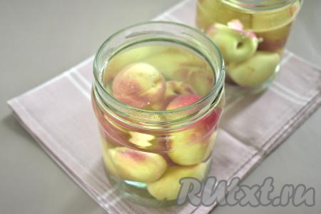 В чайнике кипятим 1,4 литра воды и аккуратно, чтобы стекло не треснуло от перепада температур, заполняем банки с нектаринами до самого верха.