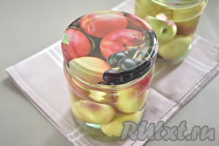 Банки прикрываем прокипячёнными крышками и оставляем постоять при комнатной температуре на 20 минут.
