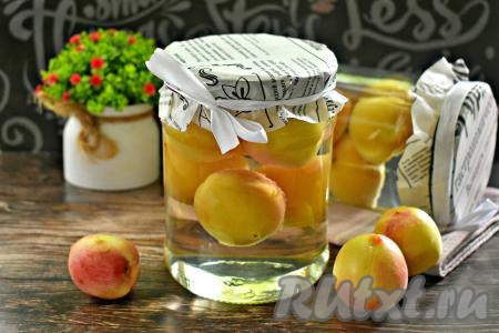 Компот из целых нектаринов - это готовая порция солнечного настроения посреди зимы. Важно помнить, что компот с косточками следует хранить не больше 12 месяцев. Кстати, нектарины из компота можно подавать в качестве самостоятельного десерта или использовать в качестве начинки для выпечки. Напиток получается достаточно сладким, поэтому зимой, открыв баночку компота, я разбавляю его по вкусу водой.