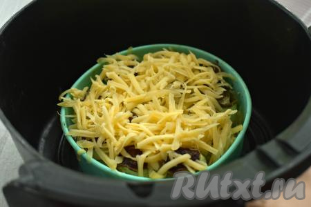 По прошествии 20-25 минут достаём чашу из аэрогриля,&nbsp;кабачковые рулетики&nbsp;присыпаем сверху сыром, натёртым на крупной тёрке. Снова отправляем чашу в аэрогриль, готовим рулетики с фаршем при температуре 180 градусов 10 минут (до полного расплавления сыра).