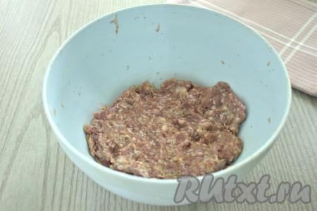 Тщательно вымешиваем фарш и начинка для формирования рулетиков из кабачков будет готова.