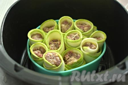 Форму с рулетиками из кабачка ставим в чашу аэрогриля. Отправляем чашу в аэрогриль. Устанавливаем температуре 180 градусов, время - 20-25 минут.
