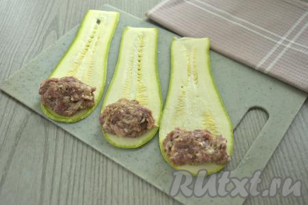 На широкую сторону каждой полоски из кабачка выкладываем 1 полную с горкой столовую ложку мясной начинки.