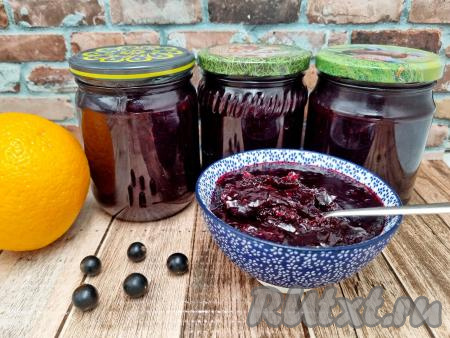 Зимой красивый, насыщенный, ароматный, вкусный джем, сваренный из чёрной смородина и апельсинов, станет приятным дополнением и к чаю, и к блинчикам, оладьям, сырникам. На фото видно, каким достаточно густым получился апельсиново-смородиновый джем.