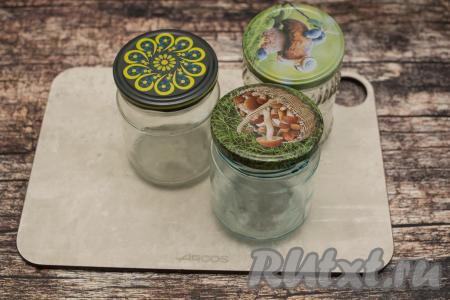 Пока варится джем, банки (я взяла 3 банки объёмом по 500 миллилитров) вымыть с содой и простерилизовать любым удобным способом. Я простерилизовала банки в микроволновке, для этого в каждую банку объёмом 500 миллилитров влила 100 миллилитров кипящей воды и сразу отправила баночки в микроволновку, стерилизовала при максимальной мощности микроволновки в течение 5 минут, затем воду из банок слила. Пока стерилизуются банки, нужно прокипятить в небольшой кастрюле 3 крышки, которыми будут закручиваться (или закатываться) баночки. Кипятить крышки нужно 3 минуты с момента закипания воды. Простерилизованные банки сразу накрыть прокипячёнными крышками.