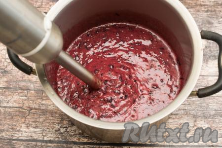 Очень тщательно пробить ягоды и фрукты погружным блендером. Желательно, чтобы масса получилась как можно более однородной. Через сито получившееся пюре из смородины и апельсинов я не протираю, потому что шкурка смородины нежная, а косточки - мелкие, они практически не будут чувствоваться в готовом джеме.