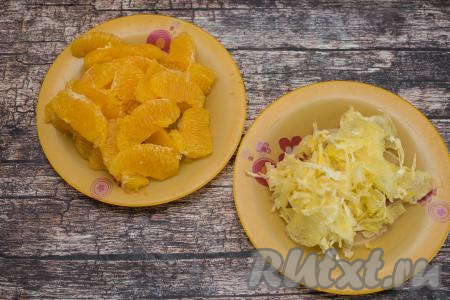 Апельсины очистить от кожуры. Очистить апельсины от плёночек, покрывающих каждую апельсиновую дольку, удалить косточки. Безусловно, плёночки можно и не удалять, но они будут чувствоваться в джеме, а это негативно влияет на вкус. Вес очищенных долек апельсина составил 320 грамм. Я очищаю дольки от плёночек достаточно быстро с помощью кулинарных ножниц. Для этого я вначале отрезаю плёнку с верха каждой дольки, а затем просто снимаю плёночку с двух сторон каждой дольки. Апельсины бывают разными, поэтому после очищения их от кожуры и плёночек я обязательно взвешиваю апельсиновую мякоть.
