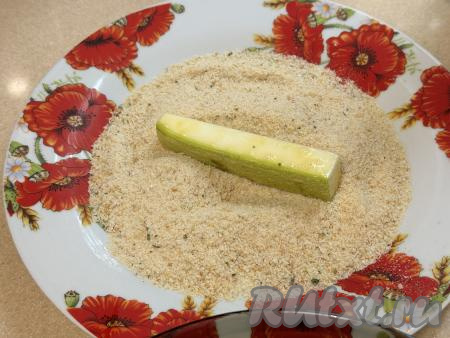 Палочки из кабачка, покрытые яйцом, сразу выложить в панировочные сухари и обвалять со всех сторон в сухарях.
