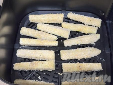 Кабачковые палочки, покрытые панировкой, выкладывать на решётку в чашу аэрогриля в один слой. После того как все палочки в панировке будут выложены в чашу аэрогриля, нужно отправить чашу в аэрогриль. Установить температуру 200 градусов, время - 15 минут.