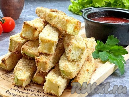 Аппетитные, вкусные кабачковые палочки, приятно похрустывающие снаружи и нежные внутри, к столу лучше всего подавать тёплыми, дополнив любимым соусом.