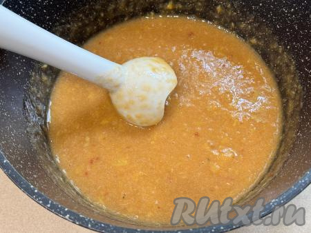 Абрикосы с сахаром и водой пробить погружным блендером до однородности.&nbsp;