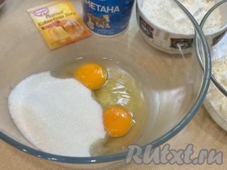 В отдельной миске, в которой будет удобно взбивать миксером, соединить сахар, соль и яйца.