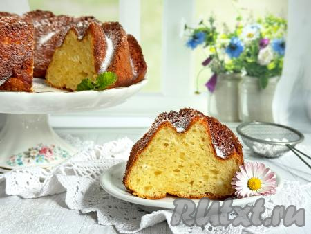 Нежный, вкусный, пористый кекс, приготовленный из творога и сметаны, нарезать на кусочки и подать к чаю.