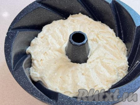 Форму для выпечки кекса (я взяла форму диаметром 22 сантиметра) смазать растительным маслом, выложить тесто, разровнять.&nbsp;