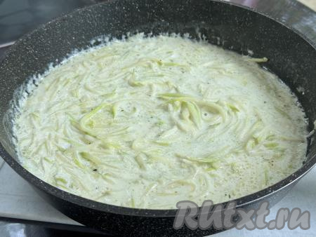 Готовая кабачковая паста должна стать мягкой, но при этом не потерять форму. Готовность можно проверить, попробовав полоску из кабачка на вкус. Если кабачки ещё твердоваты, увеличьте время приготовления на 1-2 минуты. Продолжительность приготовления во многом зависит непосредственно от кабачков, которые вы используете. Сковороду с готовым блюдом убрать с огня.