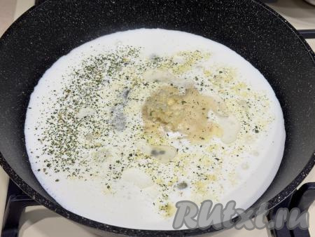 Сразу же влить в сковороду растительное масло, добавить&nbsp;пропущенный через пресс чеснок, всыпать соль и специи (в качестве специй я использовала соль, смешанную с сушёным укропом и чесноком).