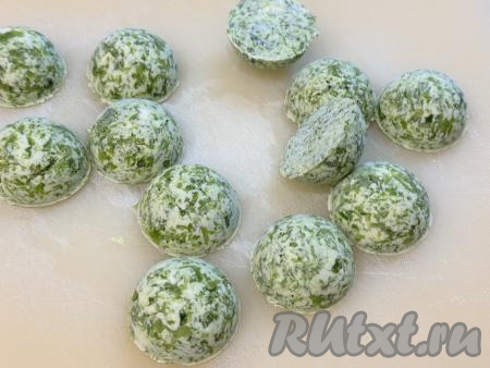 Формочки с замороженным&nbsp;чесночным маслом достать из морозилки, вынуть из формочек, переложить в целлофановый пакет, завязать и отправить на хранение в морозилку.