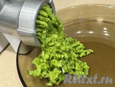 Пропустить чесночные стрелки через мясорубку в глубокую миску.