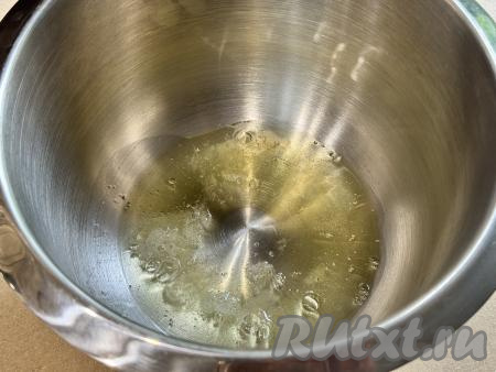 Как только поставите вариться сироп, сразу в чистую, абсолютно сухую чашу миксера нужно влить холодные (из холодильника) яичные белки, добавить лимонную кислоту, начать взбивать миксером.