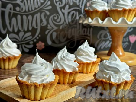 Посмотрите, какими красивыми получились корзиночки с этим вкусным, воздушным, нежнейшим&nbsp;белково-заварным кремом. Уверена, эти пирожные вас не разочаруют!