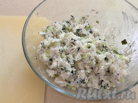 Перемешать массу руками (я для замеса надевала перчатку), если нужно, подсолить и ещё раз перемешать.&nbsp;