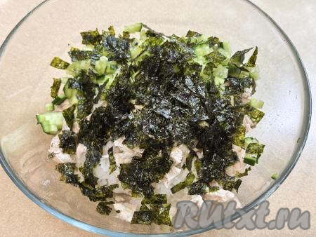 Сюда же выложить и листы нори, нарезанные кухонными ножницами на мелкие кусочки.&nbsp;