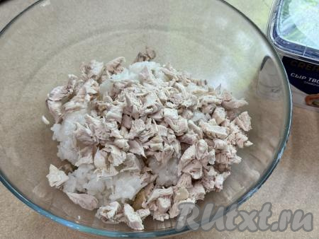 В глубокую миску выложить рис, добавить мелко нарезанное мясо курицы.&nbsp;