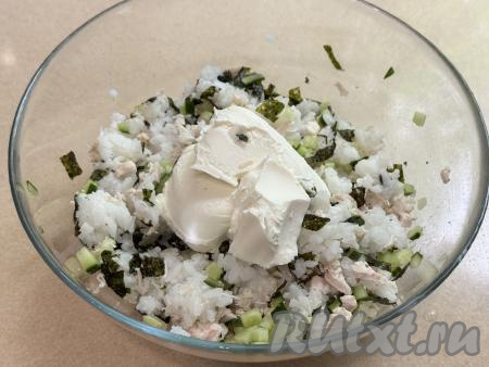 ​​​​​​​Перемешать массу ложкой, затем добавить творожный сыр в миску.