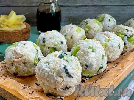 Нежные, достаточно сытные ленивые суши с курицей подать к столу с соевым соусом и имбирем. Уверена, вкус этих аппетитных шариков понравится многим!