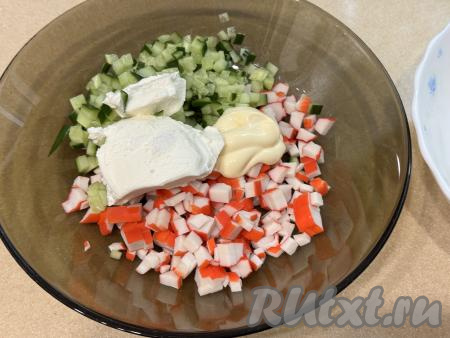 В миску с крабовыми палочками и огурцом добавить творожный сыр и майонез.