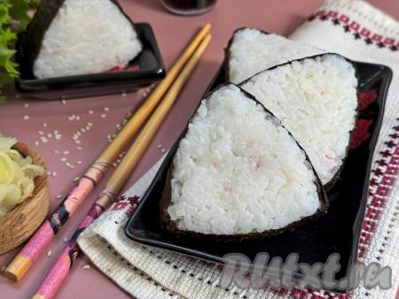 Онигири с крабовыми палочками и огурцом