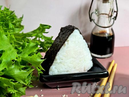 Вкусные, нежные онигири, приготовленные с начинкой из крабовых палочек и огурца, подать к столу, дополнив соевым соусом и имбирём.