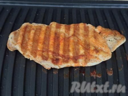Разогреть электрогриль на режиме "Мясо". Смазать створки электрогриля растительным маслом, выложить 1 куриную отбивную. Закрыть створки электрогриля, жарить отбивную 8 минут.