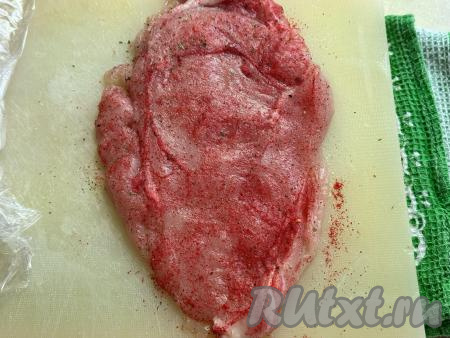 Посолить отбитые кусочки мяса, добавить любимые специи.