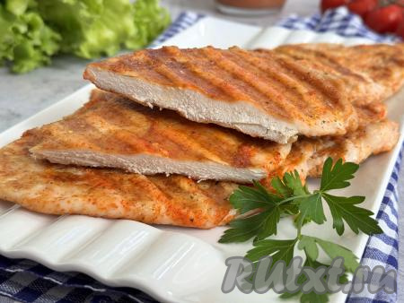 Куриные отбивные получаются нежнейшими, главное - не передержать мясо&nbsp;и вовремя достать его из электрогриля.