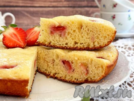 Пирог с клубникой на сковороде