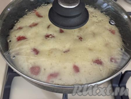 Поставить сковороду на медленный огонь, накрыть крышкой.&nbsp;